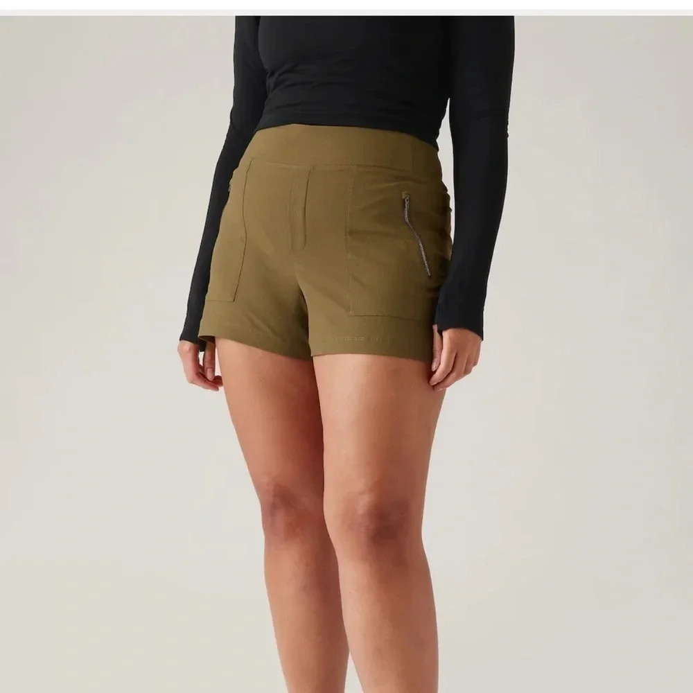 ATHLETA  TREKKIE NORTH MID RISE SHORT